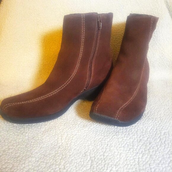 Clarks Women's Ashlyn Boot Brown Suede Side Zip Bootie Rubber Sole - Size 8W - Picture 1 of 10